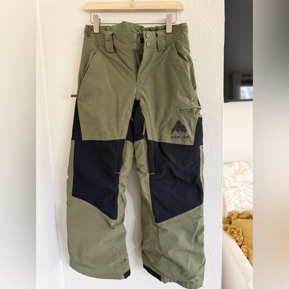 Boys Burton, snow pants US size small. Green and black.